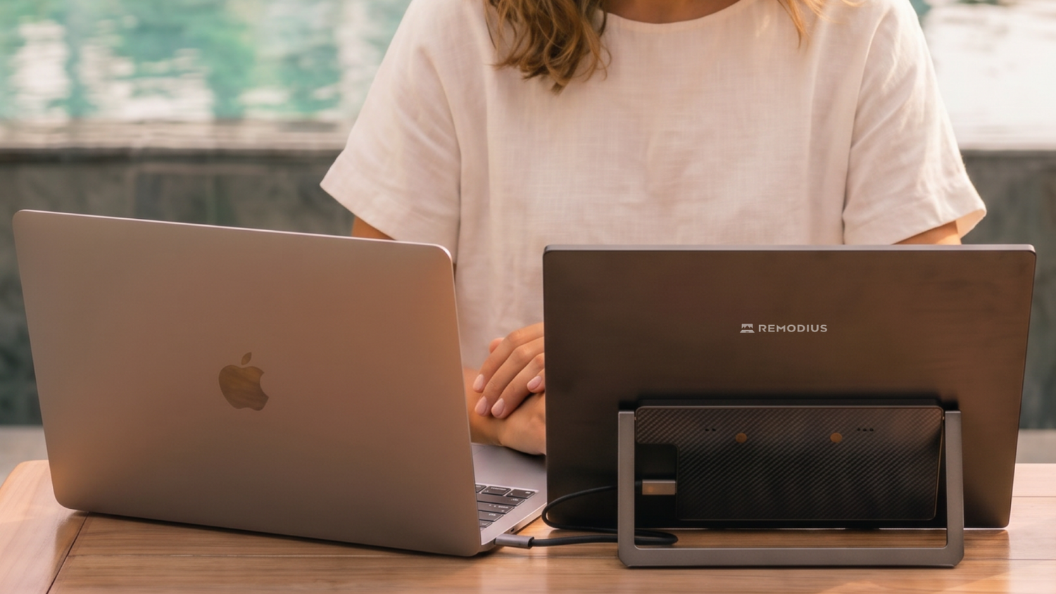 Remodius draagbare monitor als tweede scherm naast een MacBook onderweg