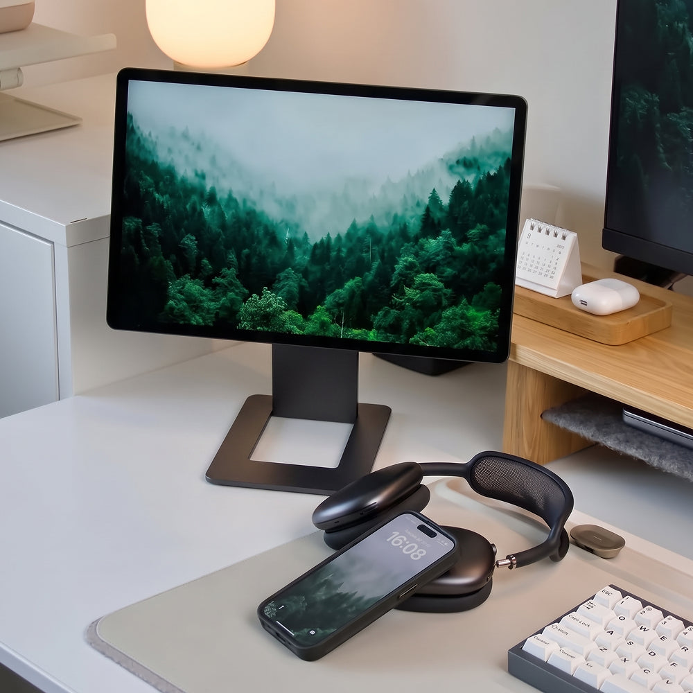 SOTSU FlipAction Pro 16 Gen 2 in Universe Black op een bureau-werkplek