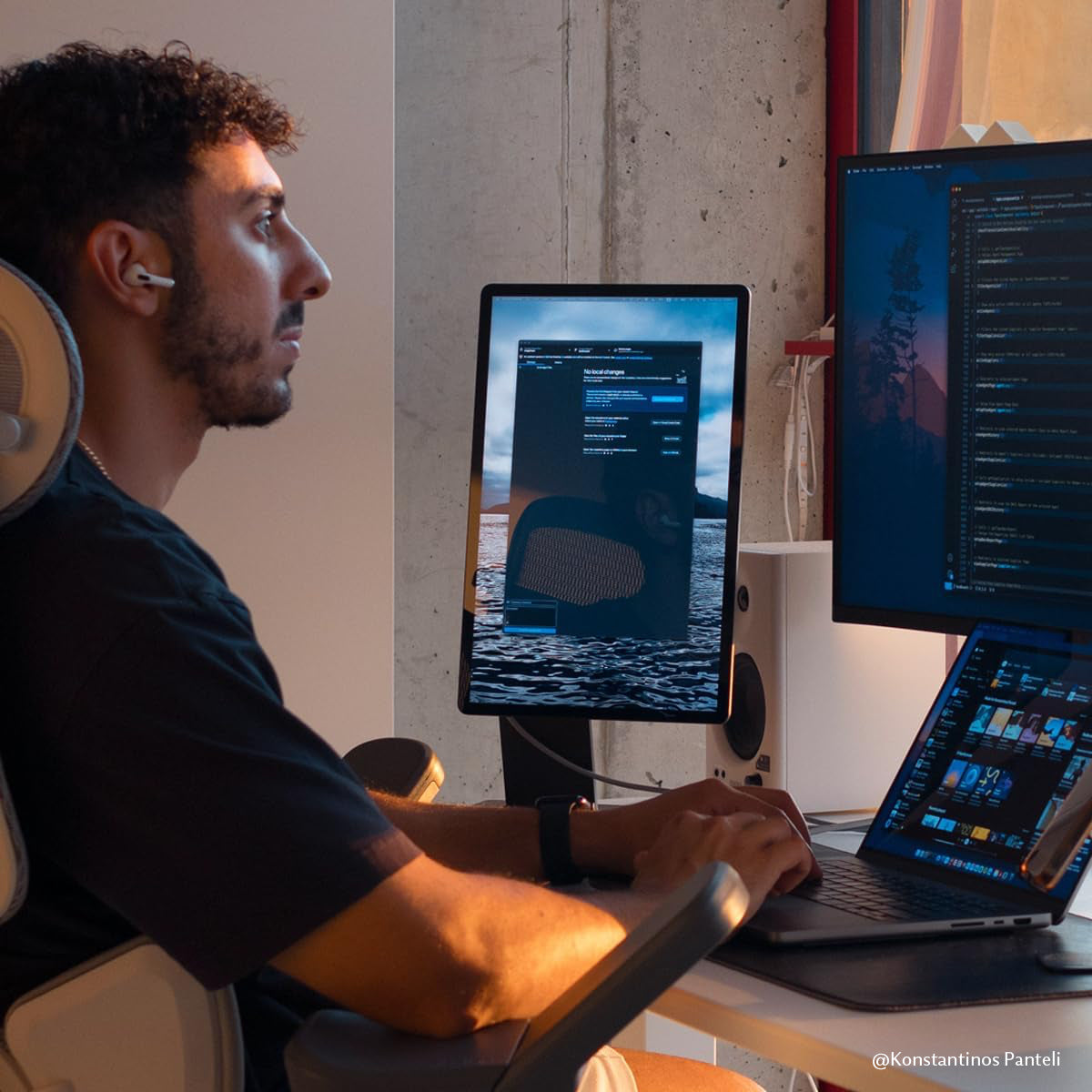 FlipAction Pro 16 inch draagbare monitor Universe Black in gebruik onderweg